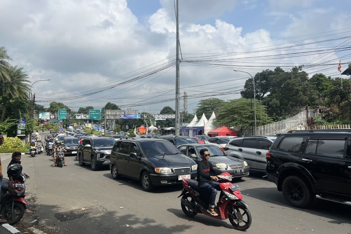 Satlantas Polres Bogor menerapkan sistem satu arah atau one way dari arah Jakarta menuju Kawasan Puncak, Kabupaten Bogor pada H+2 Lebaran, Jumat (12/4/2024).