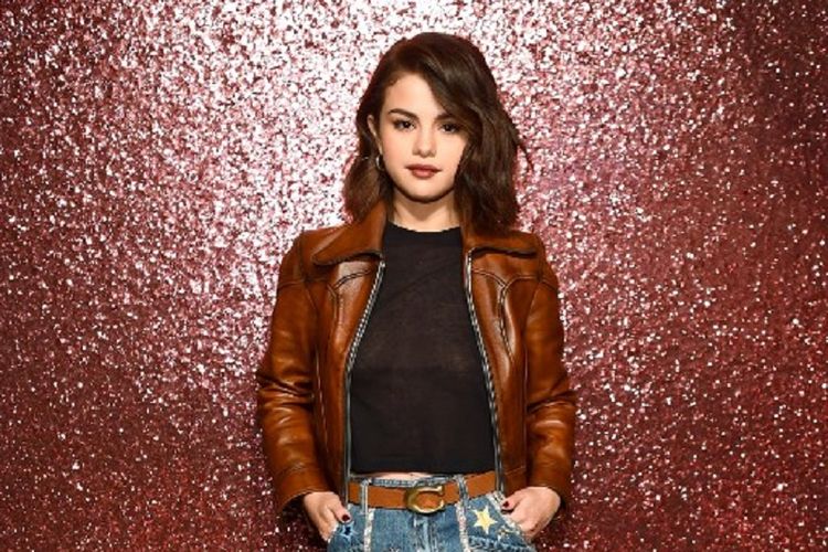 Penyanyi Selena Gomez menghadiri fashion show koleksi Coach Spring 2019 di New York Fashion Week di Basketball City - Pier 36 - South Street, New York City, Selasa (12/9/2017). 