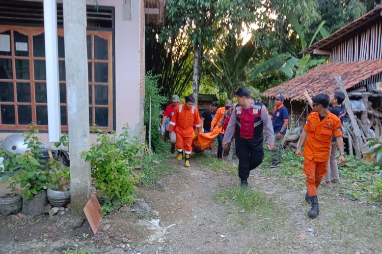 Evakuasi pelajar SMP yang ditemukan tewas di aliran Sungai Lukulo, Desa Muktisari, Kecamatan/Kabupaten Kebumen, Jawa Tengah, Jumat (12/5/2023) sore.