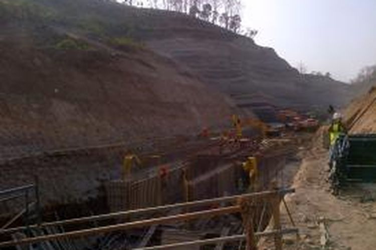 Waduk Logung di lereng Gunung Muria Kudus sedang dibangun. Waduk ini diproyeksikan akan mengurangi banjir di Pati dan Kudus secara drastis.