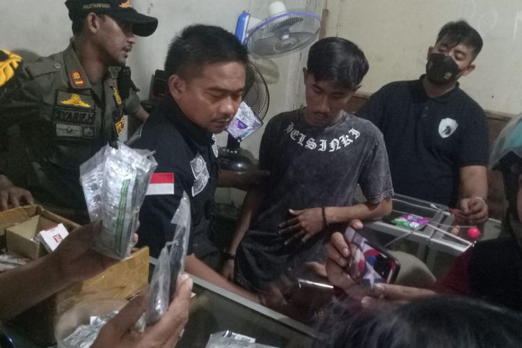 Satuan Polisi Pamong Praja (Satpol PP) Kota Tangerang Selatan (Tangsel) bersama Dinas Kesehatan dan Polres Tangerang Selatan melakukan operasi penegakkan perda terkait peredaran obat keras golongan G dari beberapa toko kosmetik dan toko kelontong di dua wilayah Serpong dan Ciputat.