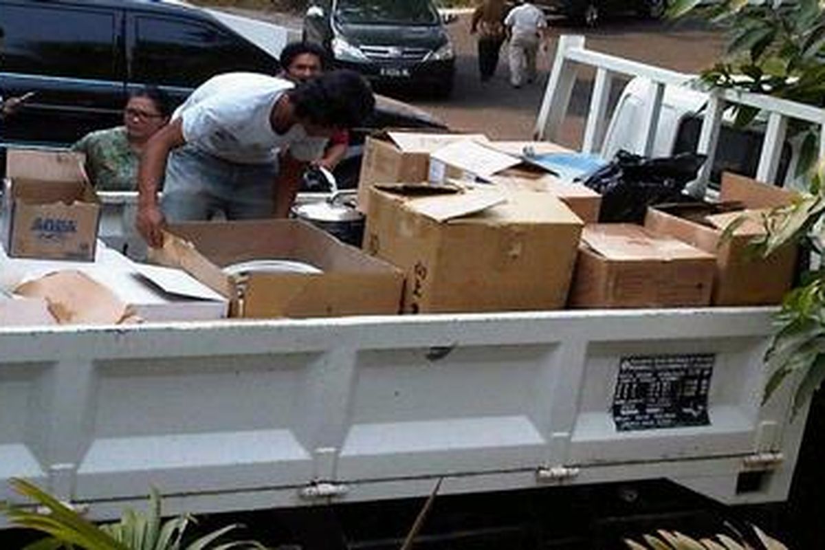 Aparat BNN menggunakan sebuah truk mengangkut  bahan baku dan peralatan membuat sabu dari rumah kontrakan di Sentul City, Bogor ke kantor BNN di Cawang Jakarta Timur, Selasa (13/9/2011) sore.