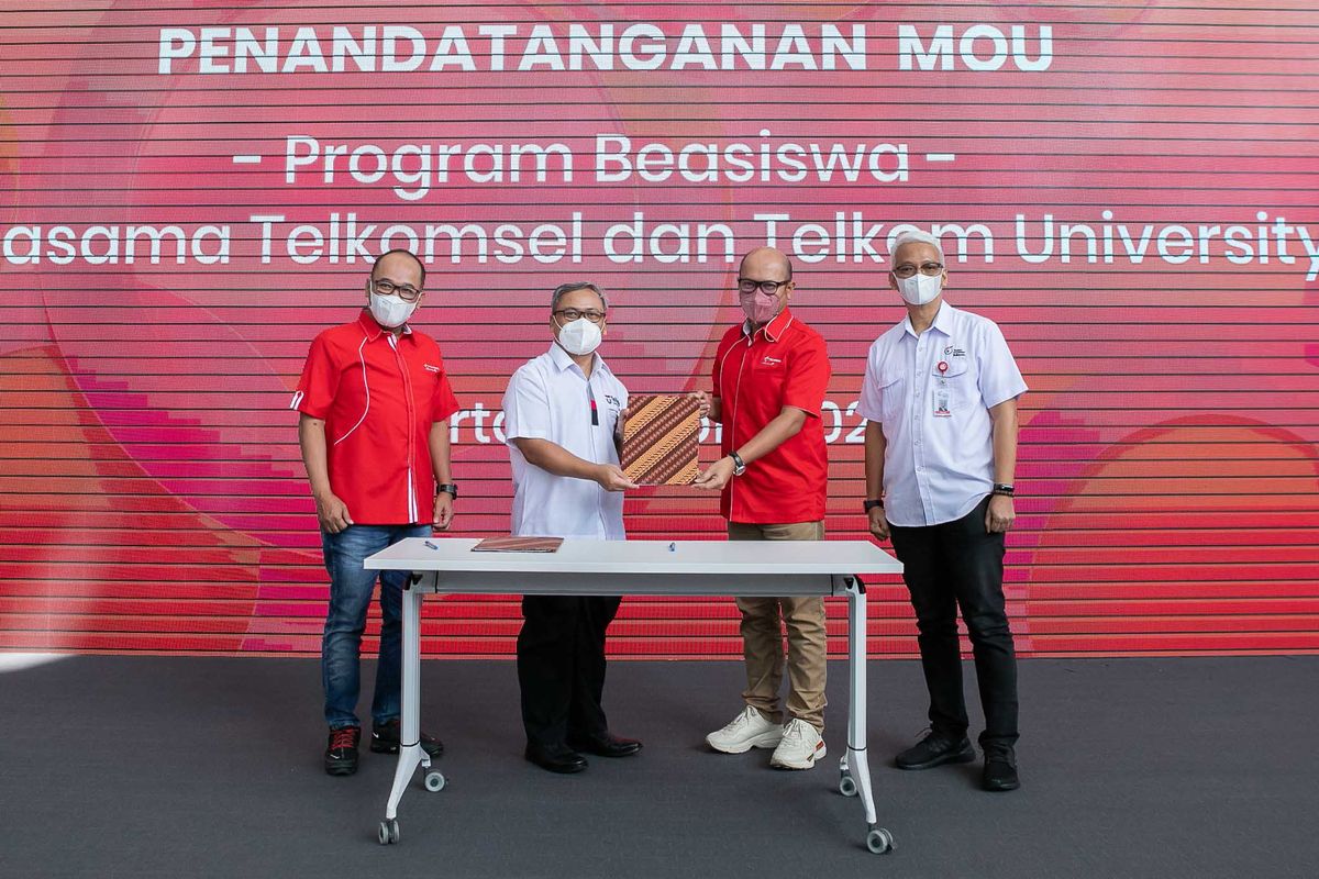 MoU Telkomsel dan Telkom University : Direktur Utama Telkomsel Setyanto Hantoro (dua kanan) dan Rektor Telkom University Prof. Dr. Adiwijaya (dua kiri) menandatangani nota kesepahaman kolaborasi Telkomsel bersama Telkom University dalam menghadirkan program beasiswa yang berfokus pada pengembangan kapabilitas mahasiswa di bidang teknologi digital.