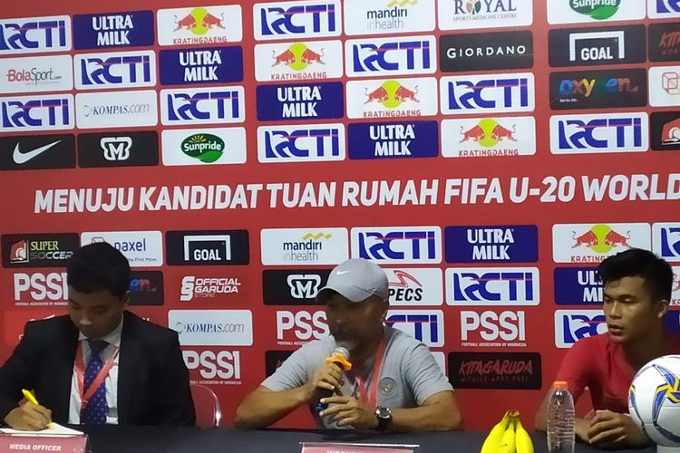 Pelatih timnas U-19 Indonesia, Fakhri Husaini, dan Sutan Zico memberikan keterangan dalam konferensi sesuai laga melawan timnas U-19 Iran di Stadion Mandala Krida, Yogyakarta, Rabu (11/9/2019)