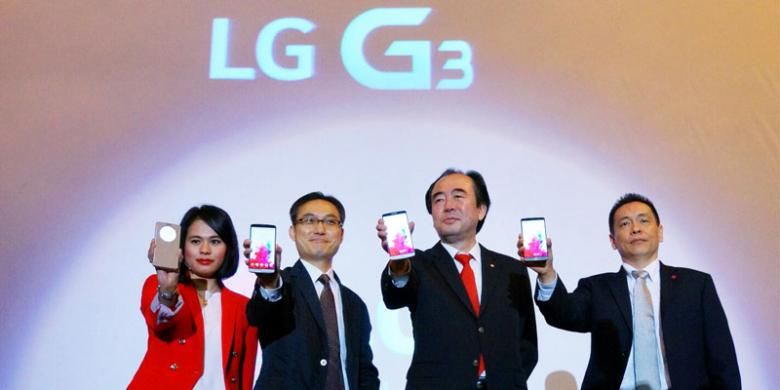 Eksekutif PT LG Electronics Indonesia berfoto bersama saat peluncuran LG G3 di Jakarta, Rabu (18/6/2014).