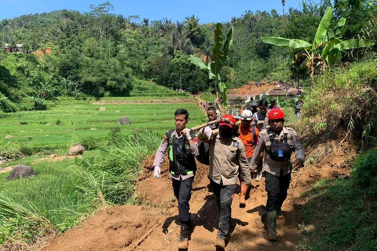 Tim SAR Gabungan menggotong korban yang ditemukan dalam operasi SAR dj Kampung Sirnagalih Desa Talagajaya Kecamatan Banjarwangj, Jumat (26/04/2024) pagi