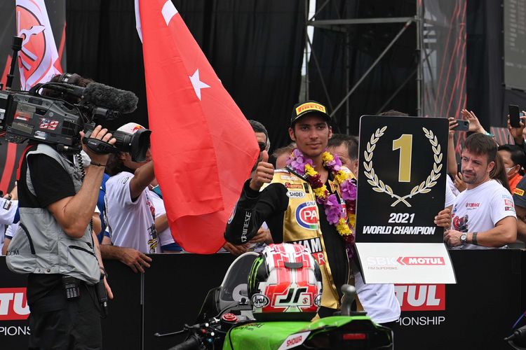 Pebalap tim Pata Yamaha With Brixx WorldSBK Toprak Razgatlioglu berfoto dengan papan tanda juara dunia 2021 seusai balapan pertama (race 1) WSBK seri Indonesia 2021 di Pertamina Mandalika International Street Circuit, Lombok Tengah, Nusa Tenggara Barat (NTB), Minggu (21/11/2021). Toprak Razgatlioglu berhasil menjadi juara dunia WSBK 2021.