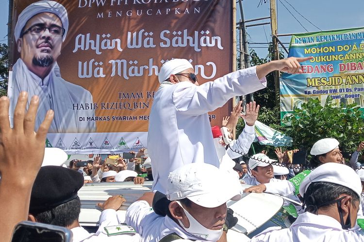 Kawasan Puncak Bogor Jawa Barat dipadati jemaah simpatisan dari Front Pembela Islam (FPI) dalam menyambut kedatangan Rizieq Syihab pada Jumat (13/11/2020).(KOMPAS.COM/AFDHALUL IKHSAN)