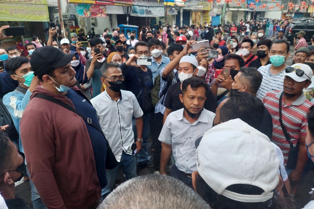 Suasana cekcok yang sempat terjadi saat proses pembagkan lokasi lapak pedagang kaki lima di kawasan kuliner Pasar Lama, Kota Tangerang, Senin (7/2/2022) sore.