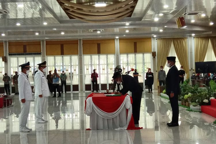 Gubernur Sumatera Utara (Sumut), Edy Rahmayadi melantik Ya'atulo Gulo dan Arota Lase sebagai Bupati dan Wakil Bupati Nias di Aula Tengku Rizal Nurdin Rumah Dinas Gubernur di Medan, Kamis (10/6/2021).