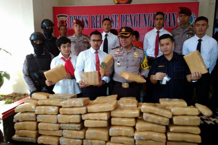 Kepolisian Resor Bogor mengamankan 133 kilogram ganja dari tiga pelaku pengedar narkoba di Mapolres Bogor, Senin (19/6/2017).