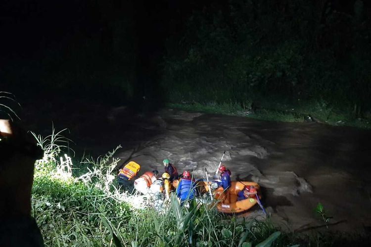 Proses evakuasi seorang pencari rumput yang terjebak di tengah aliran Sungai Progo, perbatasan Cacaban Kota Magelang dan Trasan, Kabupaten Magelang, Jawa Tengah, Senin (10/1/2022) malam.