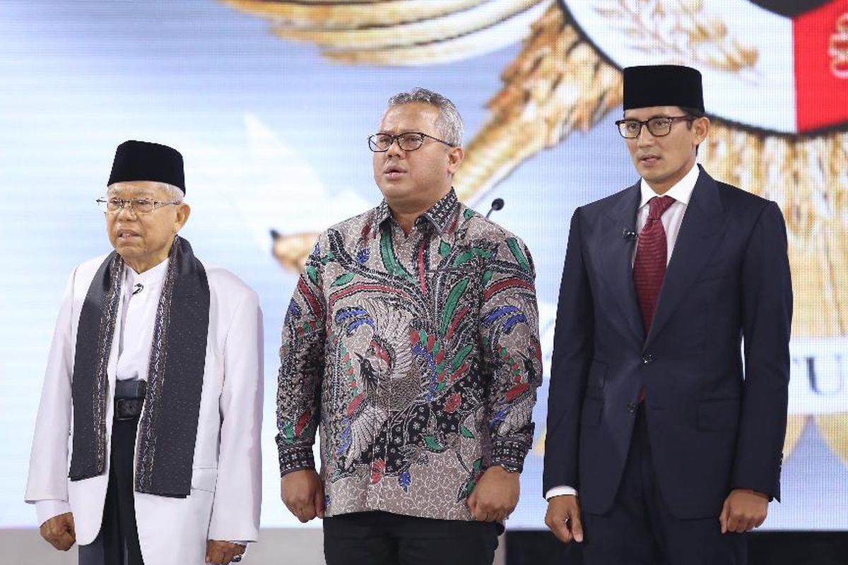 Calon wakil presiden nomor urut 01 Maruf Amin (dua kiri), Ketua KPU Arief Budiman (tengah), dan calon wakil presiden nomor urut 02 Sandiaga Uno (dua kanan) menyanyikan lagu Indonesia Raya pada pembukaan debat ketiga Pilpres 2019 di Hotel Sultan, Jakarta, Minggu (17/3/2019) malam. Peserta debat ketiga kali ini adalah cawapres masing-masing paslon dengan tema yang diangkat adalah pendidikan, kesehatan, ketenagakerjaan, sosial, dan budaya.