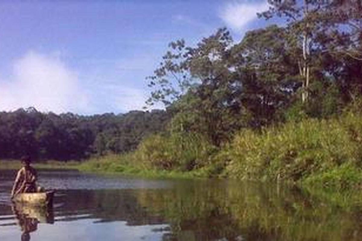 Panorama alam yang indah, air danaunya yang dingin biasanya mengundang pelancong untuk sekadar merendam kaki di air danau ini