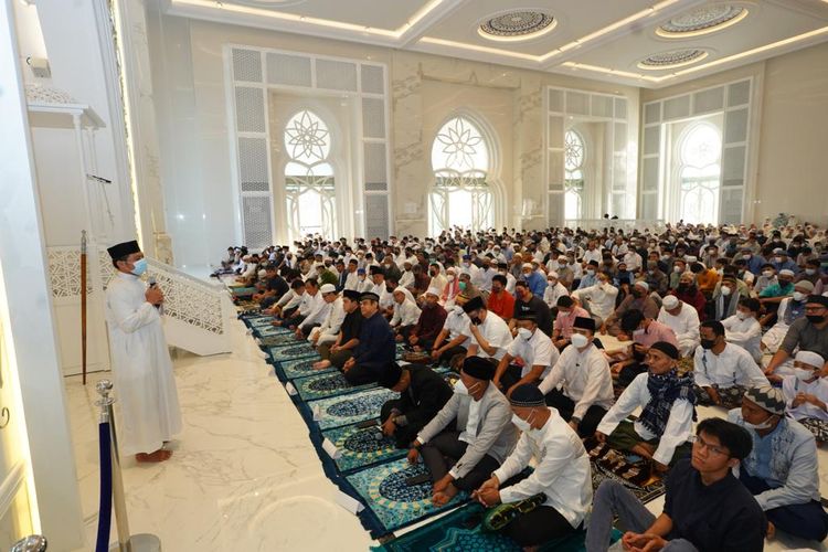 Menteri BUMN Erick Thohir melaksanakan shalat Idul Fitri di Masjid At-Thohir, Cimanggis, Depok, Jawa Barat, Senin (2/5/2022).