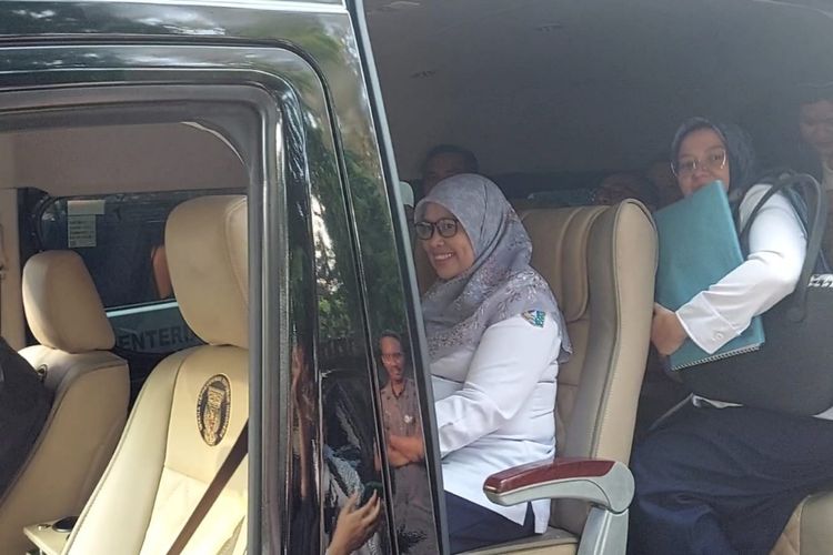 Sejumlah pejabat Pemerintah Provinsi (Pemprov) DKI Jakarta ketika sedang berdinas tampak menggunakan fasilitas Istana Kepresidenan berupa minibus, di Gedung Inspektorat Jenderal Kementerian Dalam Negeri, pada Rabu (17/5/2023).