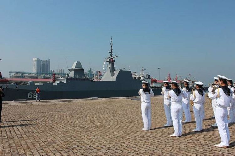 Kapal perang Singapura, RSS Intrepid, tiba di kota Qingdao, China, Senin (24/4/2017), untuk mengikuti latihan perang bersama selama empat hari.