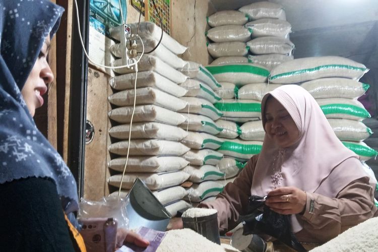 Jelang Pemilu 2024 harga beras di Kabupaten Ciajur, Jawa Barat meroket hingga Rp 16.000 per kilogram.