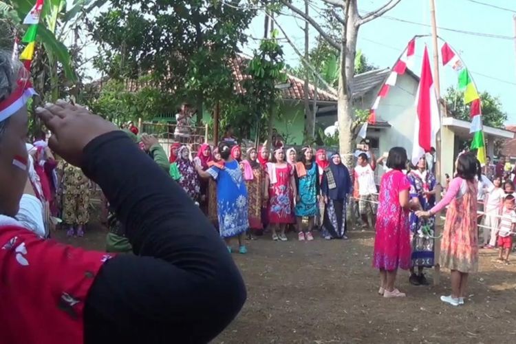Sejumlah ibu-ibu di Kampung Dramaga, Kecamatan Dramaga, Kabupaten Bogor, menggelar upacara kemerdekaan dengan memakai daster dan membawa sejumlah peralatan dapur, Jumat (17/8/2018).