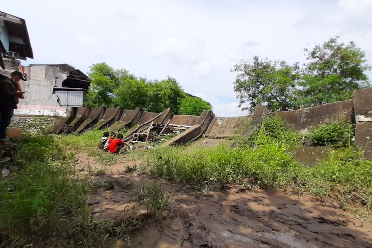 Tanggul Kali Bekasi di perumahan Pondok Gede Permai, Jatiasih, Kota Bekasi, rebah dengan panjang sekitar 60 meter, Senin (15/2/2021).