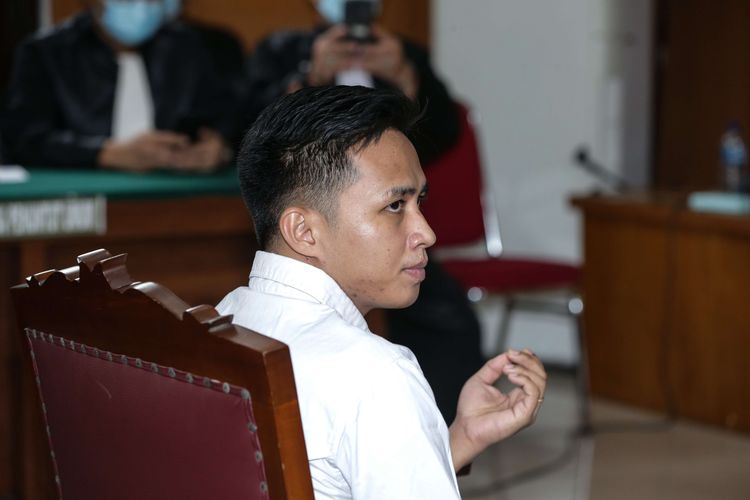 Terdakwa kasus dugaan pembunuhan berencana terhadap Nofriansyah Yosua Hutabarat atau Brigadir J, Richard Eliezer menjalani sidang vonis di Pengadilan Negeri Jakarta Selatan, Rabu (15/2/2023). Richard Eliezer divonis hukuman 1,5 tahun penjara.