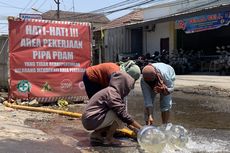 Krisis Air di Bekasi, Warga Berbondong-bondong Ambil Air dari Kubangan Pipa PDAM yang Bocor