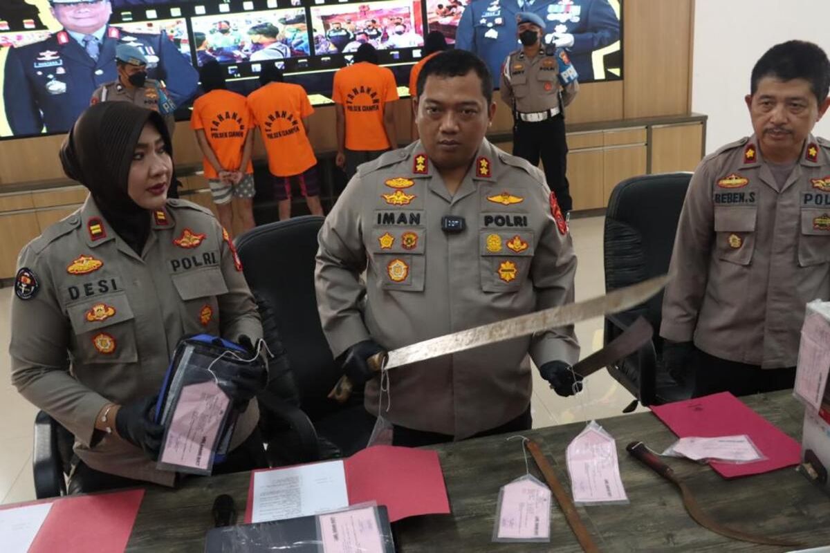 Polres Bogor menangkap empat orang pencuri yang tinggalkan jejak tulisan gangster di ruangan guru di Sekolah Dasar Negeri (SDN) 04 Cihideung Ilir, Kecamatan Ciampea, Kabupaten Bogor, Jawa Barat.