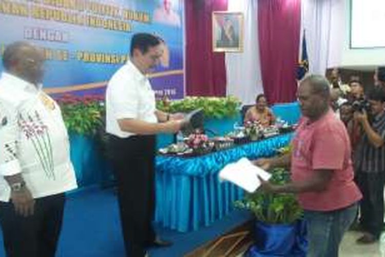 Tokoh OPM Saul Bomay saat menyerahkan dokumen ke Menkopolhukam Luhut Panjaitan di Jayapura, Kamis (16/6/2016)