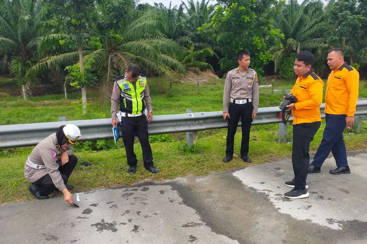 Polisi menyelidiki penyebab kecelakaan maut antara bus dan truk di Medan-Tebing Tinggi, Minggu (21/5/2023)