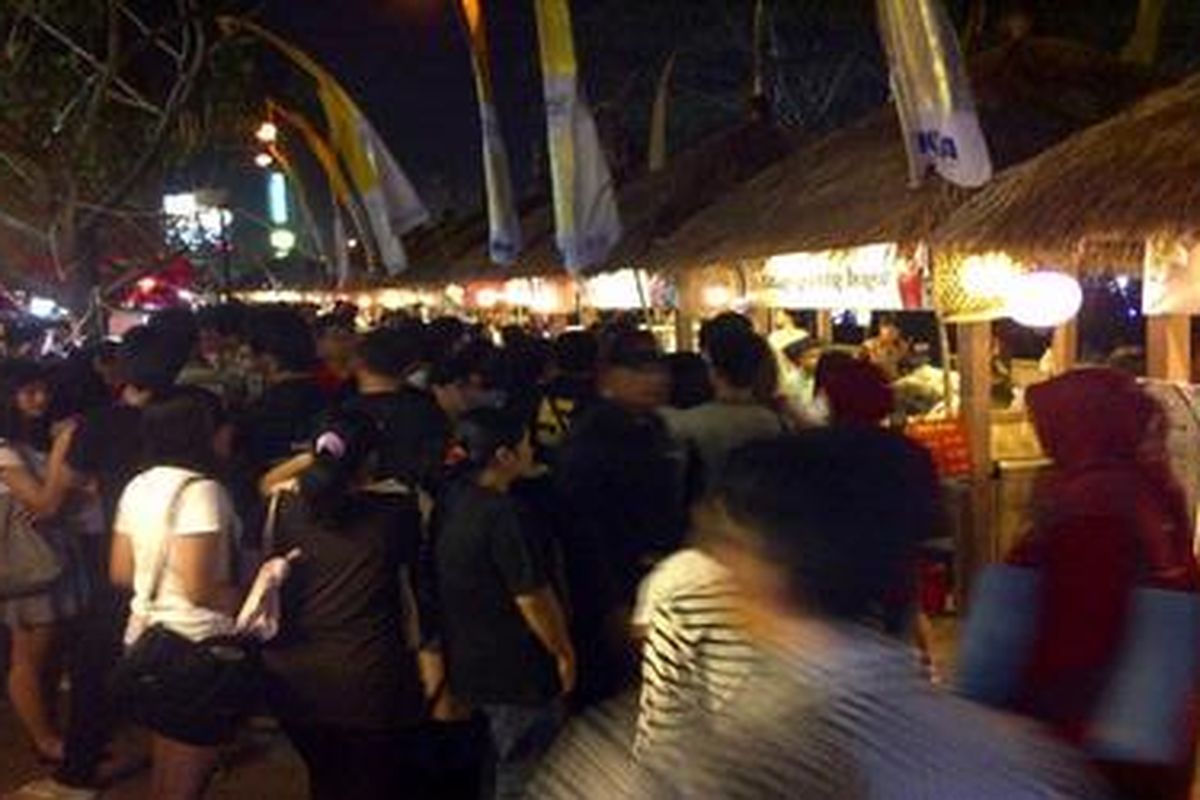 Suasana Festival Kuliner Nusantara di Mal Summarecaon Serpong, Sabtu (1/10/2011). Festival berlangsung hingga 9 Oktober mendatang,