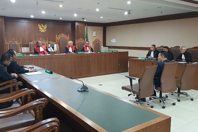 Mantan anggota DPR I Nyoman Dhamantra mengikuti sidang dakwaan di Pengadilan Tipikor Jakarta, Selasa (31/12/2019).