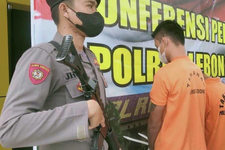 Satreskrim Polres Lebong, Polda Bengkulu menangkap seorang buronan inisial Ed (22) pelaku pengeroyokan dan pemukulan kepala wartawan menggunakan botol minuman keras pada 3 Februari 2022.