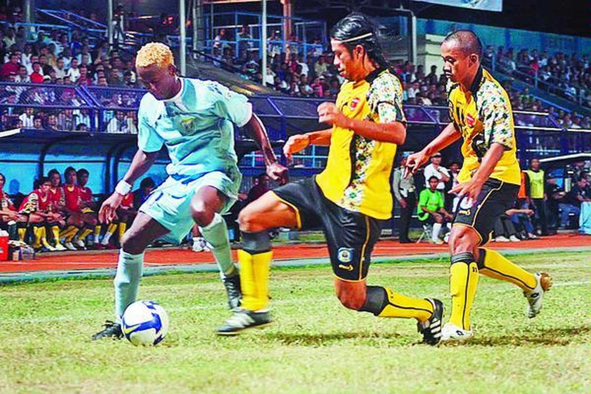 Dua pemain kesebelasan PKT Bontang menghadang laju pemain Persela Lamongan, Varney Vasboakay (kiri), pada pertandingan Liga Super Indonesia di Stadion Surajaya, Lamongan, Jawa Timur, Minggu (1/11).