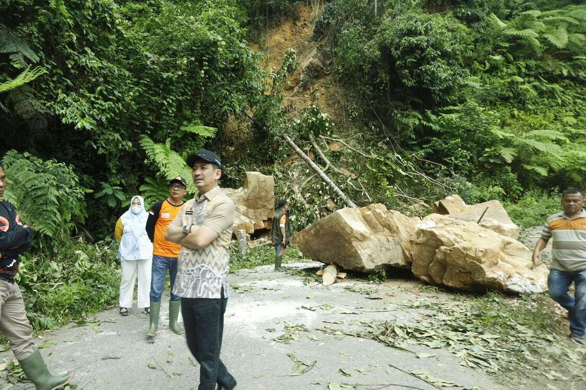 Bencana longsor terjadi di kilometer 12, Kelurahan Latuppa, Kecamatan Mungkajang, Kota Palopo, Sulawesi Selatan, Jumat (11/4/2025) siang. Longsor berupa batu besar menutup akses jalan Latuppa, Kota Palopo ? Bastem, Kabupaten Luwu