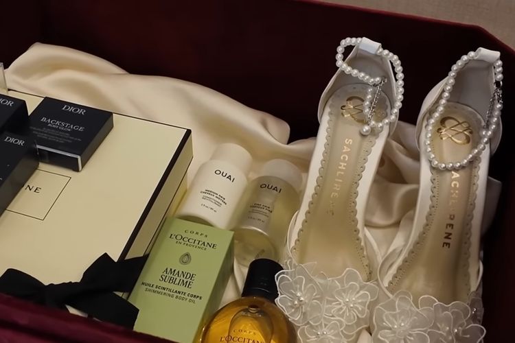 Jennifer Coppen membagikan suvenir bridesmaid proposal berisi barang-barang branded, mulai dari parfum mewah hingga high heels putih.