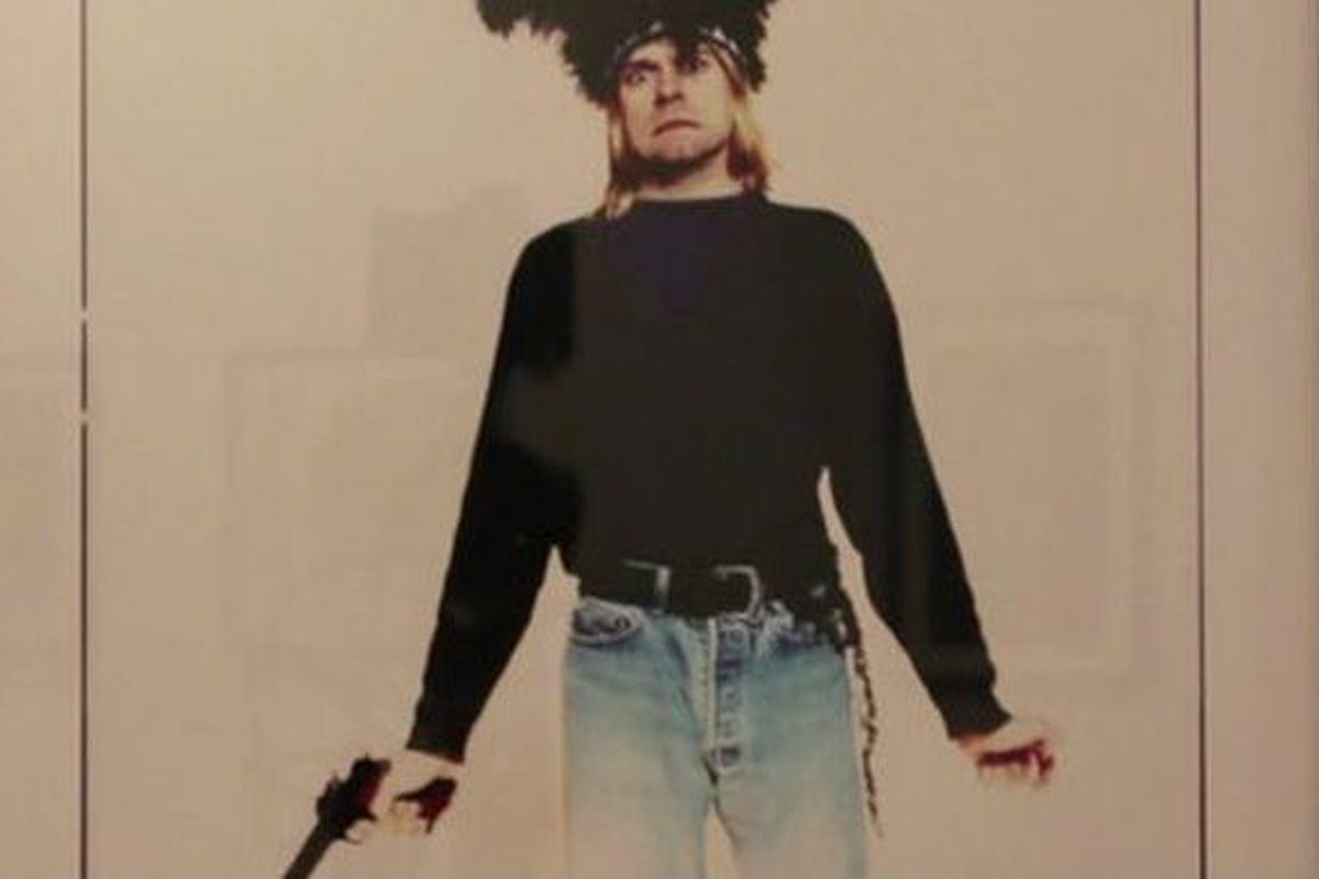 Kurt Cobain berpose dengan menggenggam sepucuk pistol dalam sebuah pemotretan oleh fotografer Youri Lenquette.di Paris, Perancis, dua bulan sebelum ia tewas bunuh diri pada April 1994.