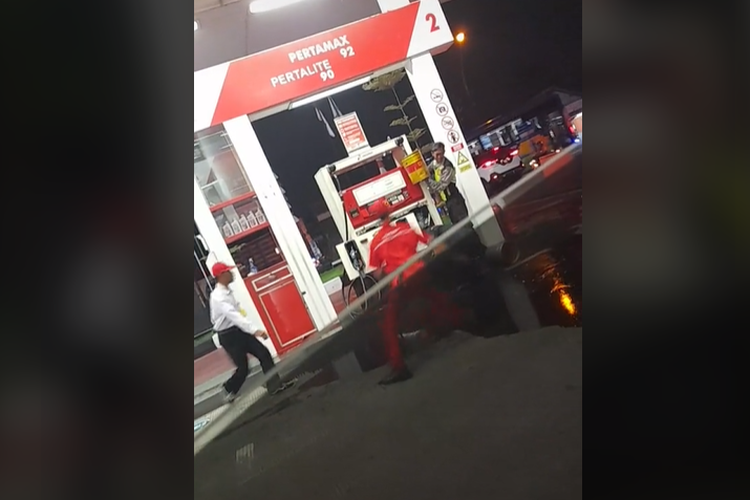 Tangkapan layar cuplikan video yang menampilkan bensin tumpah dari dispenser BBM di SPBU Pertamina di Bandung pada Rabu, 31 Agustus 2022.