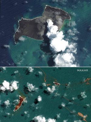 Kombinasi gambar satelit yang disediakan oleh Maxar Technologies ini menunjukkan gambaran umum gunung berapi Hunga Tonga Hunga Ha'apai di Tonga pada 18 Januari 2022 (atas), dan menunjukkan apa tersisa setelah letusan 15 Januari (bawah).