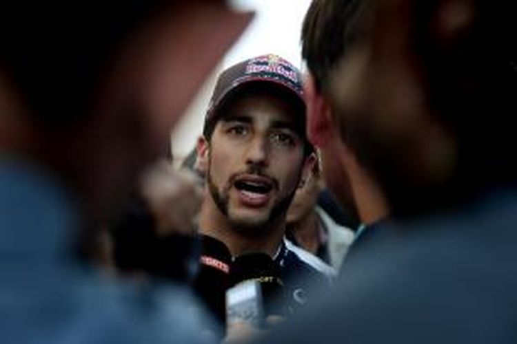 Pebalap Red Bull asal Australia, Daniel Ricciardo, berbicara kepada media setelah menyelesaikan sesi latihan kedua GP AS di Sirkuit Americas, Jumat (31/10/2014).