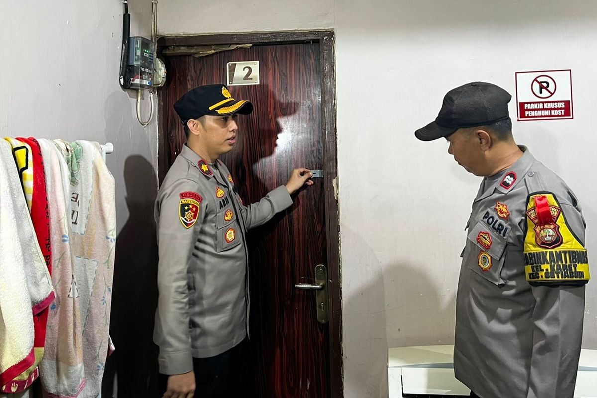 Kapolsek Setiabudi Kompol Arif Purnama Oktora saat melakukan patroli untuk mengecek rumah kosong di bilangan Karet, Setiabudi, Jakarta Selatan, yang sudah ditinggal pemiliknya mudik ke kampung halaman, Selasa (18/4/2023) 