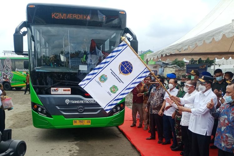 Menhub Budi Karya Sumadi bersama Gubernur Sumut Edy Rahmayadi melepas bus angkutan massal BTS dari Terminal Terpadu Tipe A - Amplas, Kota Medan, Minggu (8/11/2020)