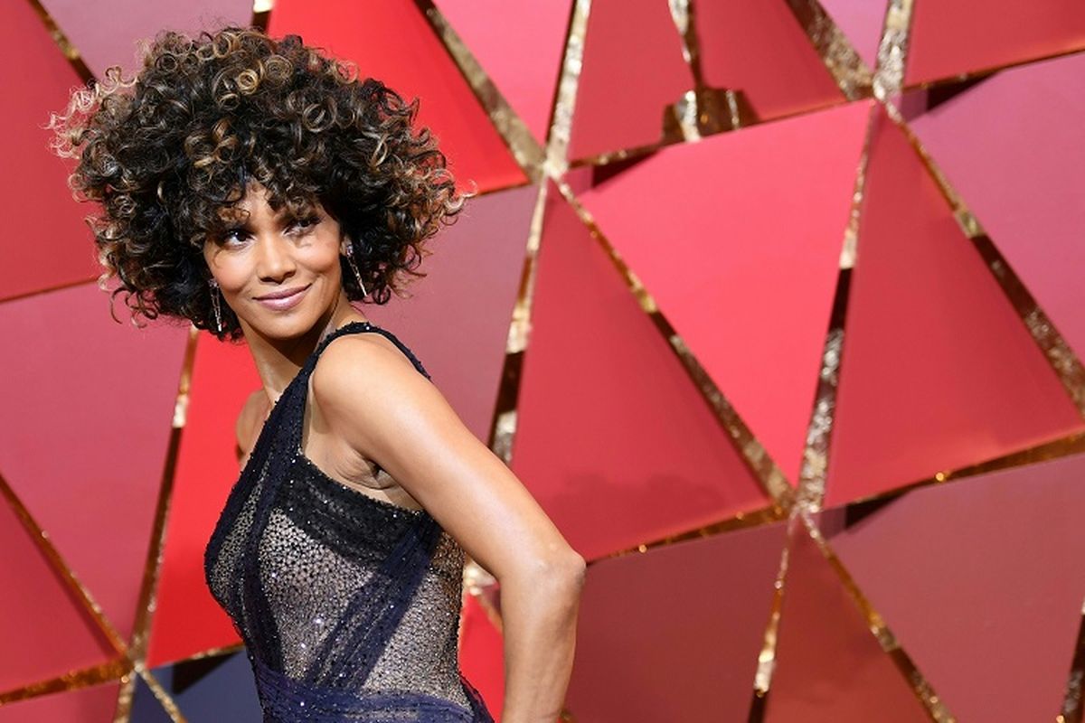 Aktris Halle Berry tiba di karpet merah Academy Awards ke-89 di Hollywood, California, Minggu (26/2/2017).