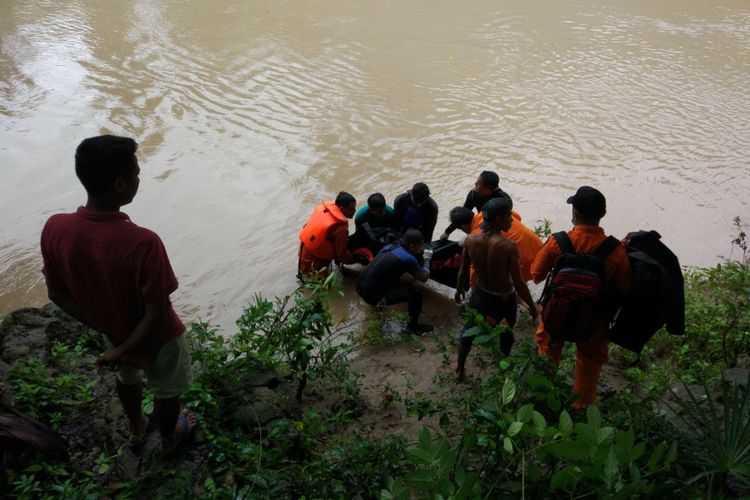 Jenazah Ardi saat dievakuasi oleh tim SAR Kupang, Nusa Tenggara Timur (17/1/2018)