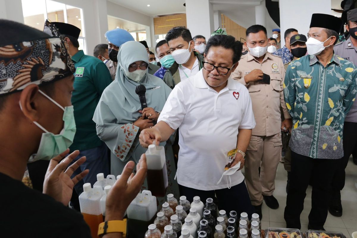Wakil Ketua Dewan Perwakilan Rakyat (DPR) Republik Indonesia (RI) bidang Kesejahteraan Rakyat (Korkesra) Abdul Muhaimin Iskandar (Gus Muhaimin) meninjau Gelar Produk Industri Kecil Menengah (IKM) di DOM Bale Rame, Bandung, Sabtu (5/2/2022).