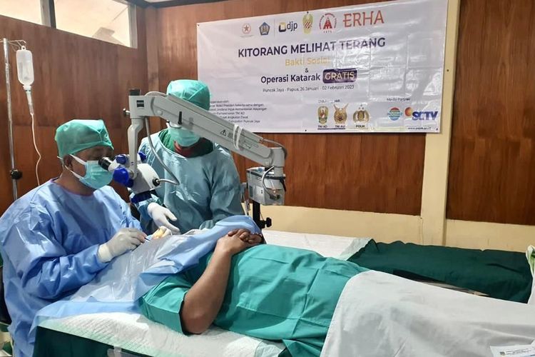 Operasi katarak pada program operasi katarak di Puncak Jaya, Provinsi Papua, oleh ERHA Clinic Indonesia, 2 Februari 2023.