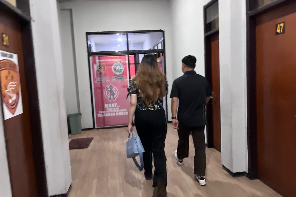 Perempuan berinisial QAR (31), warga Bandung, Jawa Barat, yang diduga sebagai korban pelecehan seksual oleh dokter AY di Persada Hospital, Kota Malang kembali mendatangi Mapolresta Malang Kota pada Rabu (14/5/2025). 