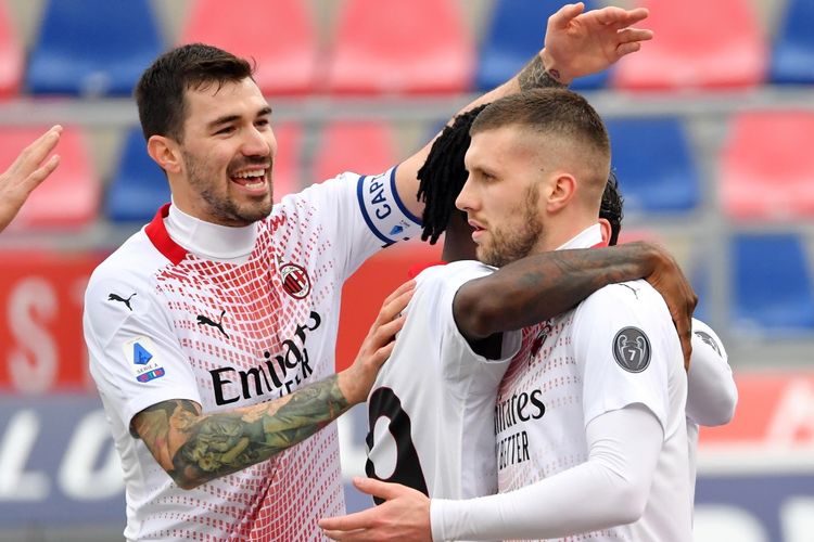 Striker AC Milan Ante Rebic (kanan) merayakan gol yang dicetaknya ke gawang Bologna pada laga lanjutan pekan ke-20 Liga Italia 2020-2021 di Stadion Renato DallAra, Sabtu (30/1/2021). 