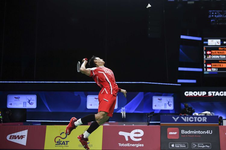 Pebulutangkis tunggal putra Indonesia Jonatan Christie berusaha mengembalikan kok ke arah lawannya pebulu tangkis tunggal putra Singapura Jia Heng Jason Teh dalam pertandingan babak penyisihan grup A Piala Thomas Uber 2022 di Impact Arena, Bangkok, Thailand, Minggu (8/5/2022). Jonatan Christie menang dengan skor 21-19 dan 21-13.