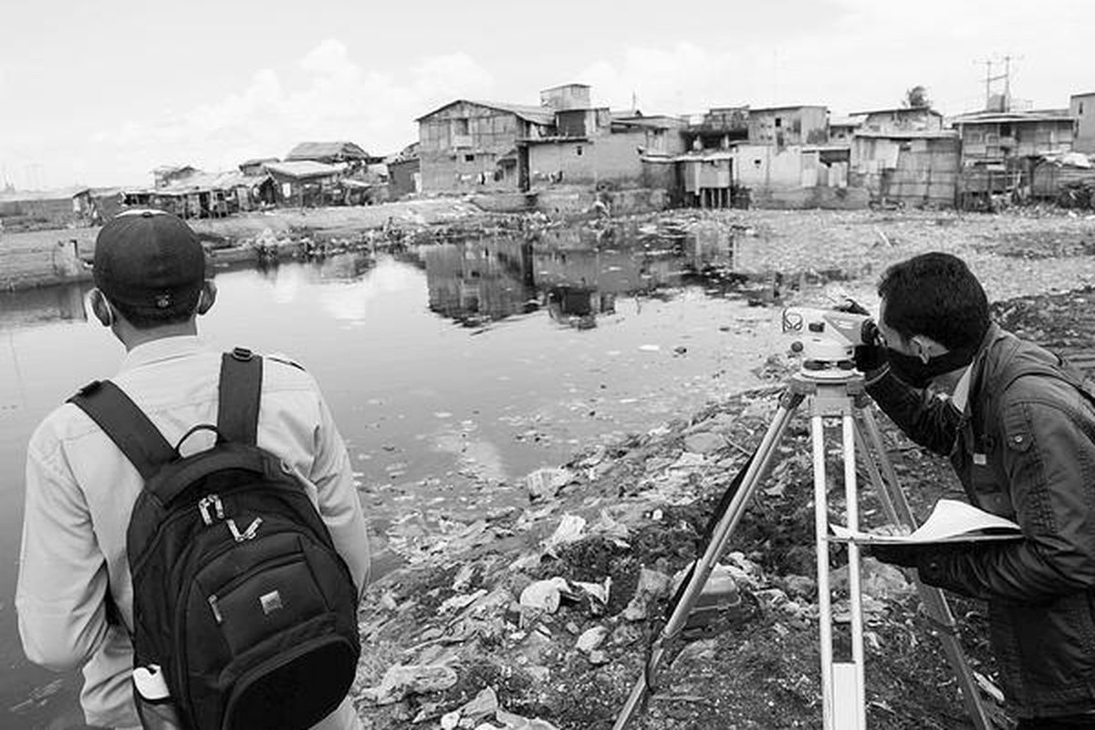 Petugas dari Kementerian Pekerjaan Umum mengukur kedalaman Waduk Pluit di kawasan Penjaringan, Jakarta Utara, Senin (28/1).