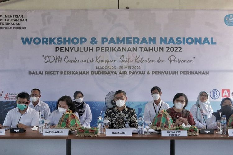 Kepala BRSDM I Nyoman Radiarta menghadiri dan menjadi pembicara dalam Workshop Nasional dan Pameran Produk Olahan Kelompok Binaan Penyuluh Perikanan. 